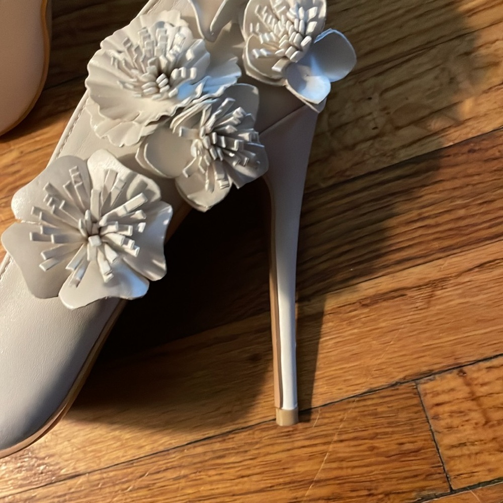 True Decadence flower embellishment classic pump - Picture 4 of 10